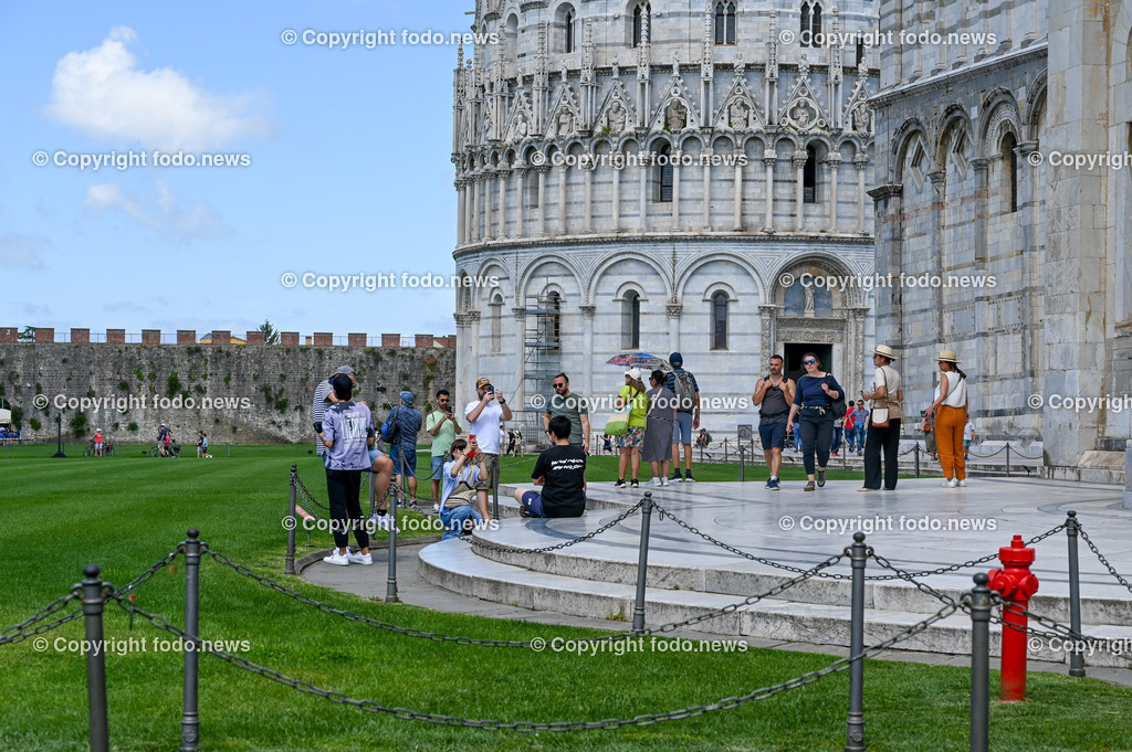 Italien_ Toscana_ Pisa_ 28.05.2024-112 | 28.05.2024, Italien, ITA, Toskana, Pisa im Bild Stadtansichten, Gebäude, Architektur, Touristen, Historisch, Souvenier, Turm, Dom, Piazza, schief


Pisa ist eine Stadt in Italien, gelegen in der Toskana am Arno. Wahrzeichen ist der als Schiefer Turm von Pisa bekannte Campanile des Doms auf der Piazza dei Miracoli im Norden des Stadtzentrums. 
Quelle: Wikipedia
