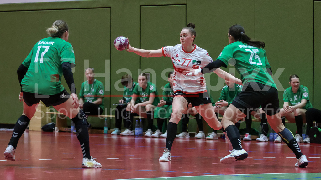 Handball, 2. Bundesliga Frauen, SV Werder Bremen - HSV Solingen-Gräfrath 76 | v.li.: Vanessa Brandt  (HSV Solingen-Gräfrath 76, 77) und Anna Lena Bergmann (SV Werder Bremen, 25) im Zweikampf, Duell, Spielszene, Aktion, Action