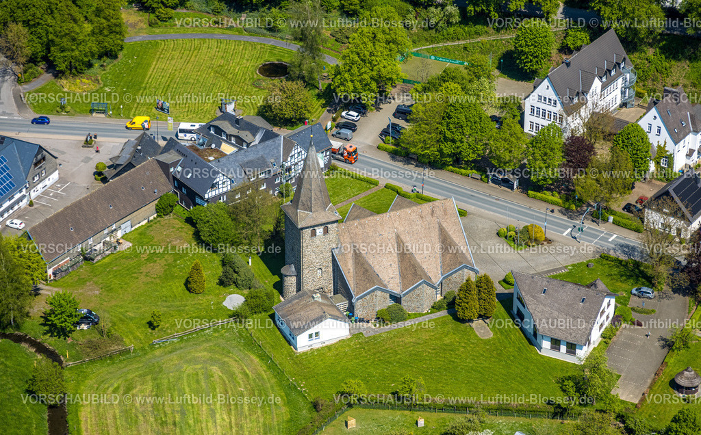 Eslohe240504885 | Luftbild, Wohngebiet mit kath. Kirche St. Cäcilia und Grundschule, Wenholthausen, Eslohe, Sauerland, Nordrhein-Westfalen, Deutschland