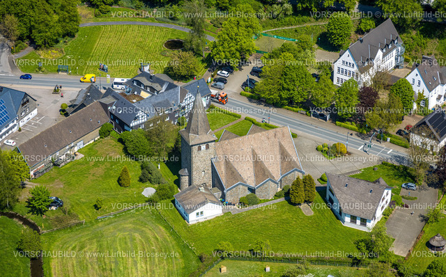 Eslohe240504885 | Luftbild, Wohngebiet mit kath. Kirche St. Cäcilia und Grundschule, Wenholthausen, Eslohe, Sauerland, Nordrhein-Westfalen, Deutschland