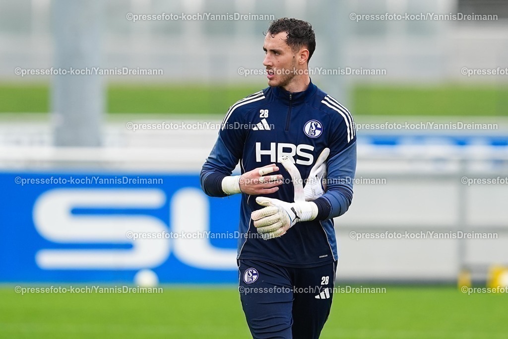 xYDR08102501079 | 08.10.2025, xydrx, Fußball, Öffentliches Training FC Schalke 04: Justin Heekeren (FC Schalke 04 #28)