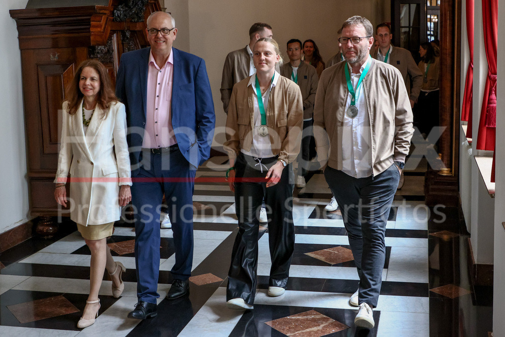 Fussball, Frauen, Senatsempfang SV Werder Bremen | v.li.: Kerstin Bovenschulte (geb. Krüger, Ehefrau von Andreas Bovenschulte), Andreas Bovenschulte (Präsident des Senats, Bürgermeister der Freien Hansestadt Bremen), Lina Hausicke (SV Werder Bremen, 18) und Thomas Horsch (Trainer, Cheftrainer, SV Werder Bremen) auf dem Weg in das Kaminzimmer des Bremer Rathauses