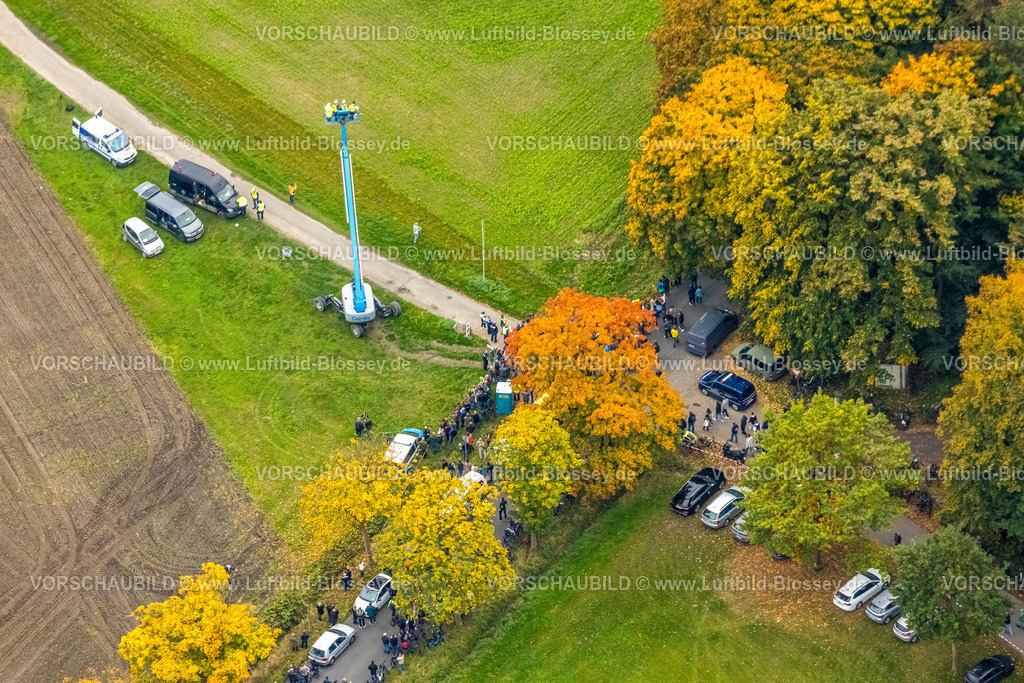Hamm251000070Gersteinwerk | Luftbild, mit großem interesse verfolgten tausende Zuschauer die Sprengung des Gersteinwerk Schornsteins mit einer halben Stunde Verspätung. Der 282 Meter hohe RWE-Schornstein fiel exakt in das vorbereitete Schotterbeet. Stadtgrenze Werne, Hamm Nordrhein-Westfalen, Deutschland