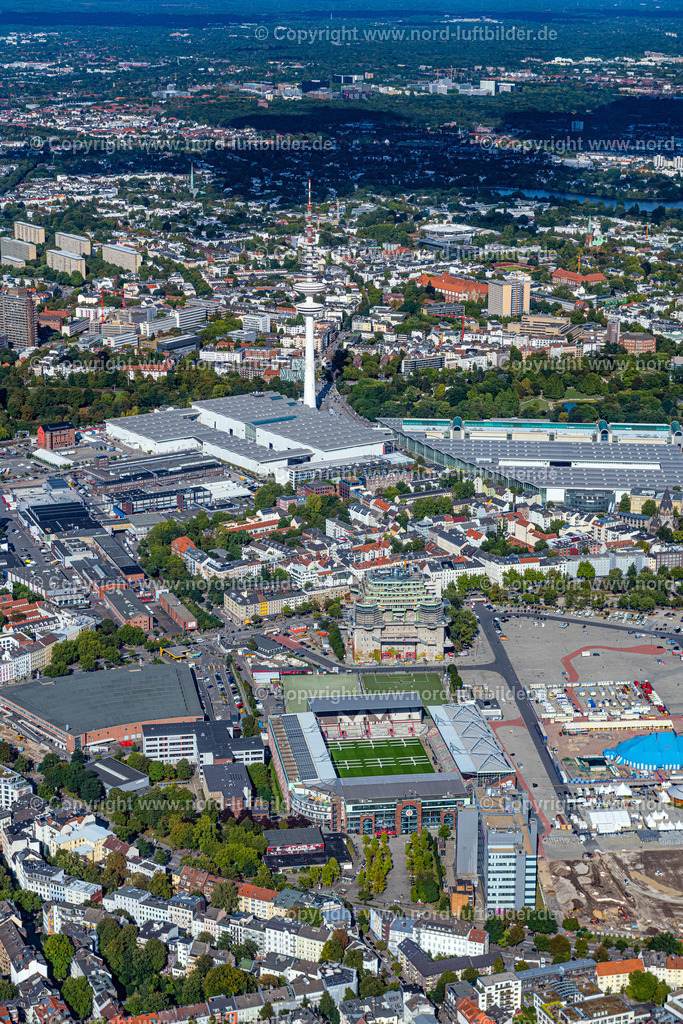 Hamburg_Heiligengeistfeld_ELS_3044200922 | HAMBURG 20.09.2022 Sportstätten-Gelände der Arena des Stadion " Millerntor-Stadion " am Harald-Stender-Platz im Ortsteil Sankt Pauli in Hamburg, Deutschland. Weiterführende Informationen bei: Fußball-Club St. Pauli v. 1910 e.V.,  Professor Pfeifer und Partner Ingenieurbüro für Tragwerksplanung GmbH,  SHA Scheffler Helbich Architekten GmbH. // Sports facility grounds of the arena of the stadium "Millerntor- Stadion" in am Heiligengeistfeld in the St. Pauli district in Hamburg, Germany. Further information at: Fussball-Club St. Pauli v. 1910 e.V.,  Professor Pfeifer und Partner Ingenieurbuero fuer Tragwerksplanung GmbH,  SHA Scheffler Helbich Architekten GmbH. Foto: Martin Elsen