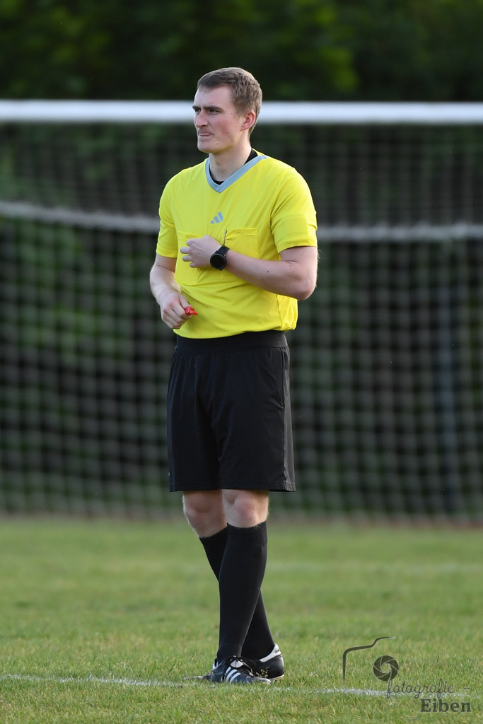 TuS Ofen-SG FriPe | Herren 1. Kreisklasse Süd, Jade-Weser-Hunte; TuS Ofen (blau)-SG FriPe (weiß) am 28.05.2025; in Ofen (), Photo: Philip Eiben 2025 - Realisiert mit Pictrs.com