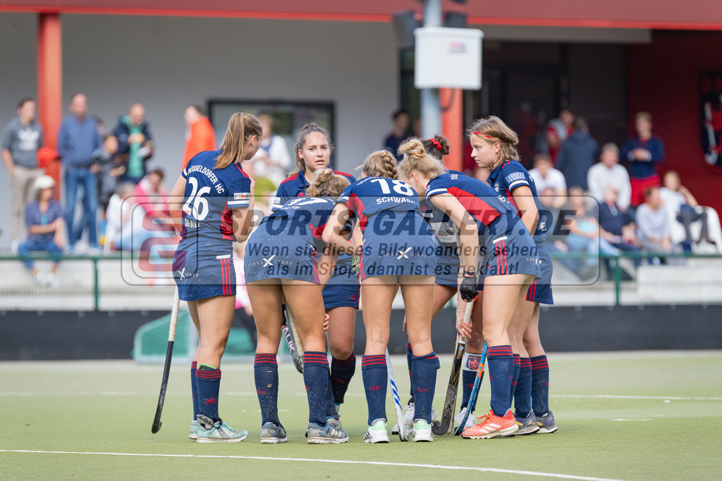 HK_20220925_100153 | 1. Bundesliga Damen Düsseldorfer HC - Berliner HC  am 25.9.2022 DHC Düsseldorf, Düsseldorf , Sophia Schwabe ( Düsseldorfer HC #18 ) , Elisa Gräve ( Düsseldorfer HC #26 ) Pia Lhotak ( Düsseldorfer HC #5 ) , Friederike Heusgen ( Düsseldorfer HC #8 )