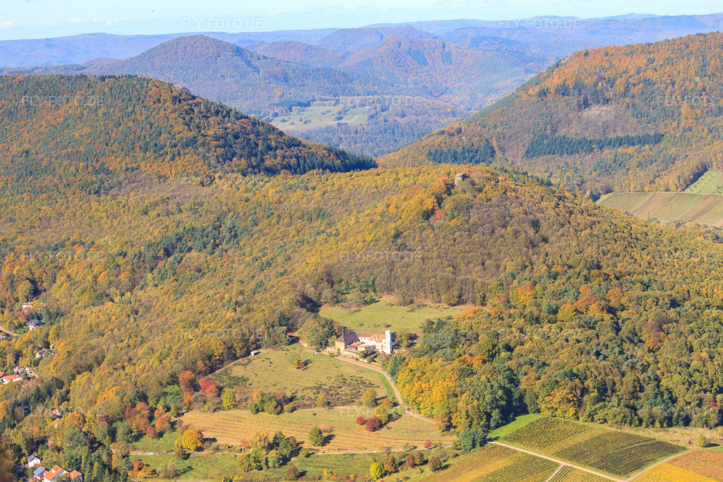 Luftbild: Slevogthof in Leinsweiler im Bundesland Rheinland-Pfalz in Deutschland. Foto: IMG_34594.jpg vom 26.10.2010 durch Werner Riehm/FLY-FOTO.de