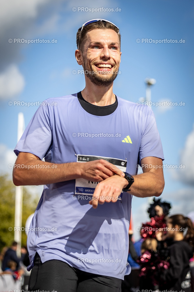 44. Kölner Brückenlauf; Koeln, 14.09.25 | Impressionen vom 44. Kölner Brückenlauf am 14.09.25 am Schokoladenmuseum in Koeln. Foto: BEAUTIFUL SPORTS/Leah Kohring