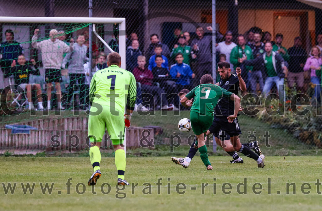 2023-07-25_087_SpVgg_Neuching_gegen_FC_Finsing | Neuching, Deutschland, 25.07.2023:
Fußball, A-Klasse 2023 / 2024, Toto Pokal, SpVgg Neuching gegen FC Finsing, Endergebnis: 2:4

Torwart Daniel Schröder (FC Finsing, #1), Til Koschewa (SpVgg Neuching, #9), Dominik Keuter (FC Finsing, #18)

Foto: Christian Riedel / fotografie-riedel.net