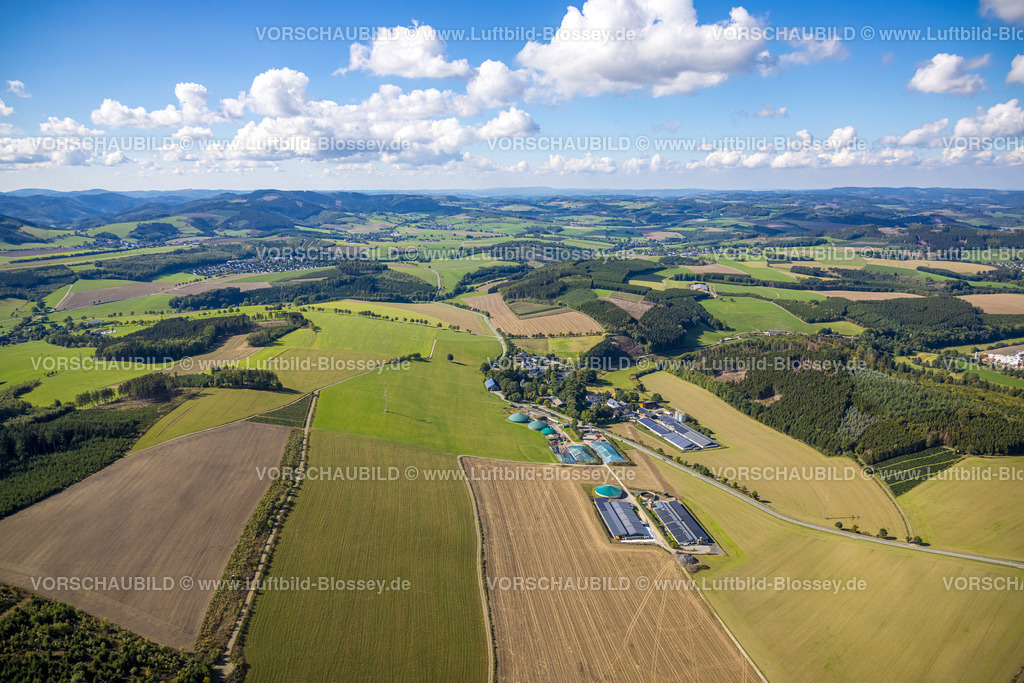 Schmallenberg220903624BadFredeburg | , Luftbild, Ebbinghof, FamilienHotel, Hof Muth-KÃ¶hne, Hof Peitz, Biogasanlage, landwirtschaftlicher Betrieb, Wiesen und Felder, blauer Himmel mit Wolken, Fernsicht, Wormbach, Schmallenberg, Sauerland, Nordrhein-Westfalen, Deutschland