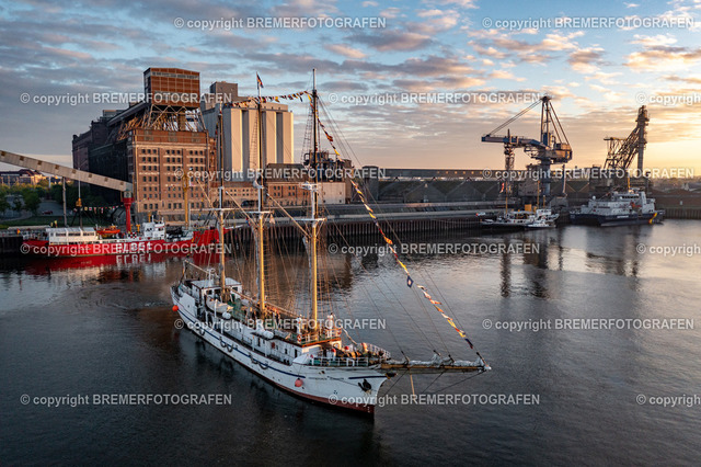 DJI_0077 | 30.09.2022 Drohnenaufnahmen Dt. Schifffahrtstag 2022 Bremen Wendebecken / Weser