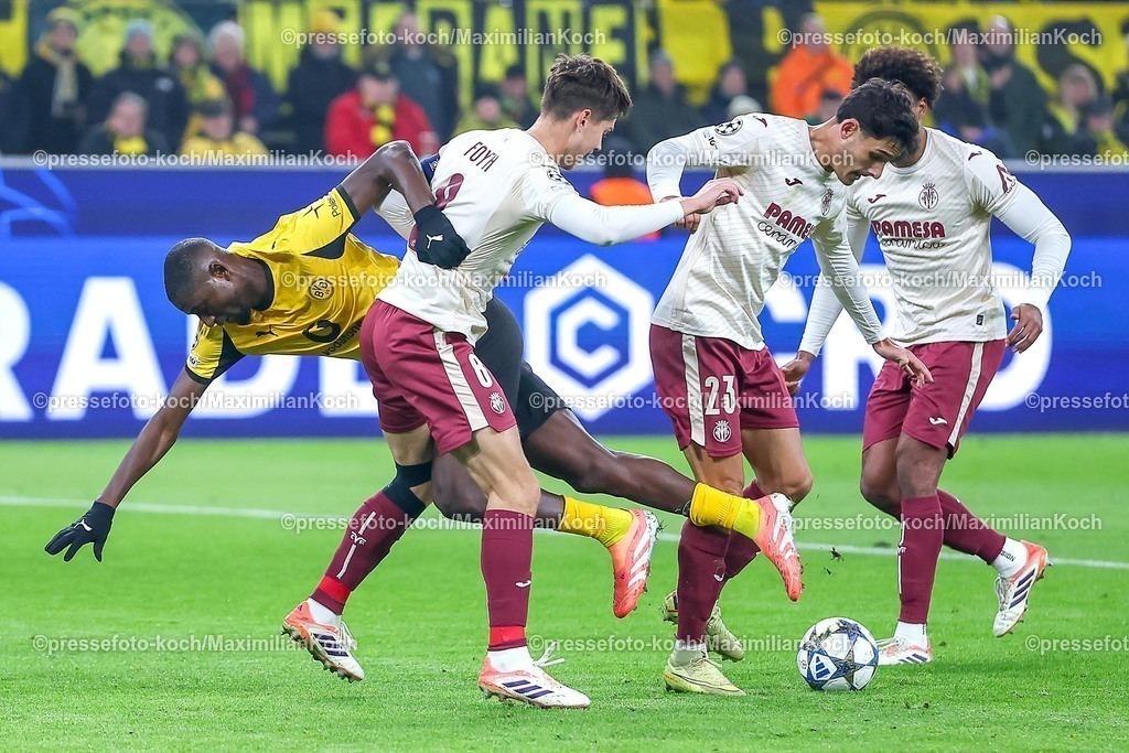 UCL25112501058 | 25.11.2025, Fußball, UEFA Champions League, Borussia Dortmund - FC Villarreal, BVB Stadion, 5. Spieltag, Saison 2025 2026: Serhou Guirassy (BVB #09) im Zweikampf gegen  Juan Foyth (FC Villarreal #08) Sergi Cardona (FC Villarreal #23) Renato Veiga (FC Villarreal #12) im Strafraum  Regulations prohibit any use of photographs as image sequences and or quasi-video.