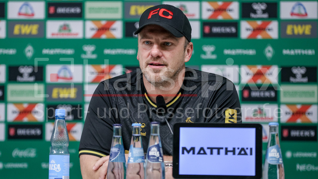 Fussball, Bundesliga, SV Werder Bremen - 1. FC Köln | Lukas Kwasniok (Trainer, 1. FC Köln) während der Pressekonferenz, Portrait, Nahaufnahme, Einzelfoto, Einzelbild, DIE DFL-RICHTLINIEN UNTERSAGEN JEGLICHE NUTZUNG VON FOTOS ALS SEQUENZBILDER UND/ODER VIDEOÄHNLICHE FOTOSTRECKEN. DFL REGULATIONS PROHIBIT ANY USE OF PHOTOGRAPHS AS IMAGE SEQUENCES AND/OR QUASI-VIDEO.