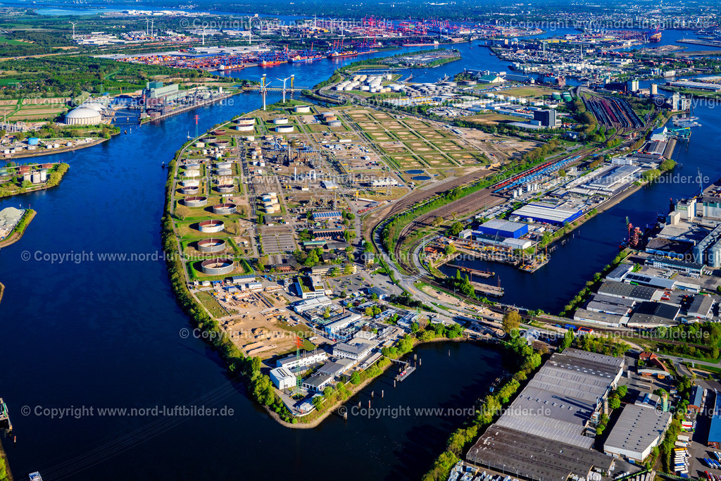 Hamburg_Wilhelmsburg_Hohe_Schaar_Shell_Global_Solutions_ELS_0204270425 | HAMBURG 27.04.2025 Gelände zu Kali- und Mineralöl- Umschlag mit Tanks und Industrieanlagen am Hohe Schaarhafen in Hamburg. // Premises for mineral oil storage with tanks and industrial facilities on Hohe Schaarhafen in Hamburg, Germany. Foto: Martin Elsen