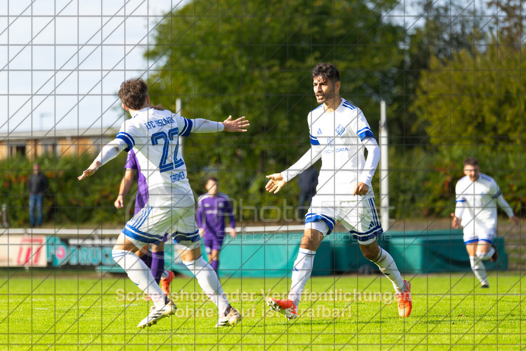 20261010_155456_0487_(c)_by_PhotoPeet | #,1.FC Eislingen (weiß) vs. TSV Bernhausen (lila), Fussball, Landesliga 2 - wfv, 11. Spieltag, Saison 2026/2027, Rasenplatz, Eichbachstation, Haldenstraße, 73054 Eislingen, 10.10.2026 - 15:30 Uhr,Foto: PhotoPeet / Sport- &amp; Eventfotografie / Peter Harich