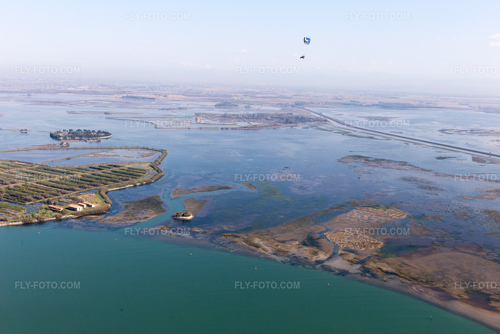 Aerial view: View of the town in Grado in the state Gorizia, Italy. – Photo: IMG_098068.jpg taken on 04/03/2017 by Werner Riehm/FLY-FOTO.com – Resolution of the original: 5472 x 3648 px