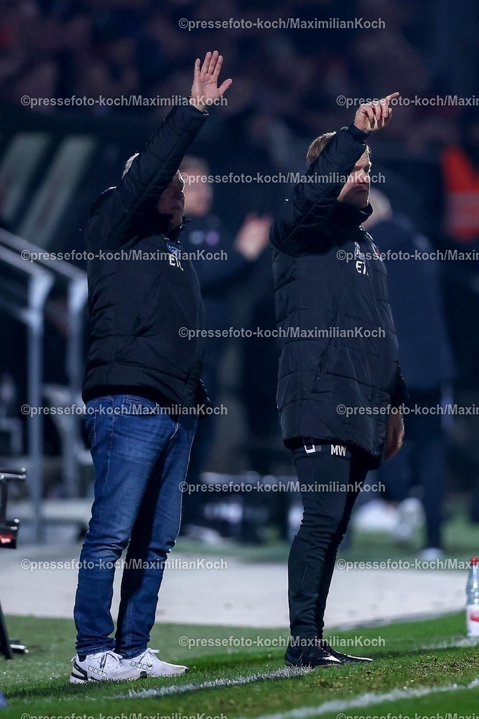 Koe12032501147 | 12.03.2025, Fußball, FC Viktoria Köln – Rot-Weiss Essen, 3.Liga, Sportpark Höhenberg, Saison 2024 2025: Co-Trainer Marian Wilhelm (Viktoria Köln) und Cheftrainer Olaf Janßen (Trainer Viktoria Köln) stehen gestikulierend am SpielfeldrandDFB regulations prohibit any use of photographs as image sequences and or quasi-video.