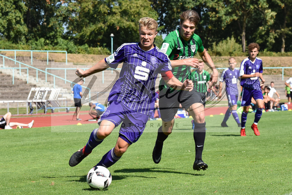 20180804_OSNSCP_0006 | Fußball, A-Junioren: Mattes Hehr (VfL Osnabrück), links in Aktion, am Ball, Einzelaktion beim Testspiel zwischen VfL Osnabrück vs. SC Preußen Münster am 04.08.2018 im Sportpark Illoshöhe in Osnabrück, Deutschland.(Foto von Nico Paetzel) - Realisiert mit Pictrs.com