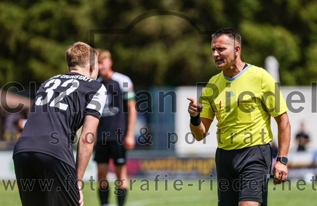 2023-07-22_040_FC_Langengeisling_gegen_VfB_Eichstaett_II | Erding, Deutschland, 22.07.2023:
Fußball, Bezirksliga Oberbayern Ost 2023 / 2024, Testspiel, FC Langengeisling gegen VfB Eichstätt II, Endergebnis: 3:2

Siegfried Kübler (VFB Eichstätt, #32), Schiedsrichter Ladislau Kis

Foto: Christian Riedel / fotografie-riedel.net