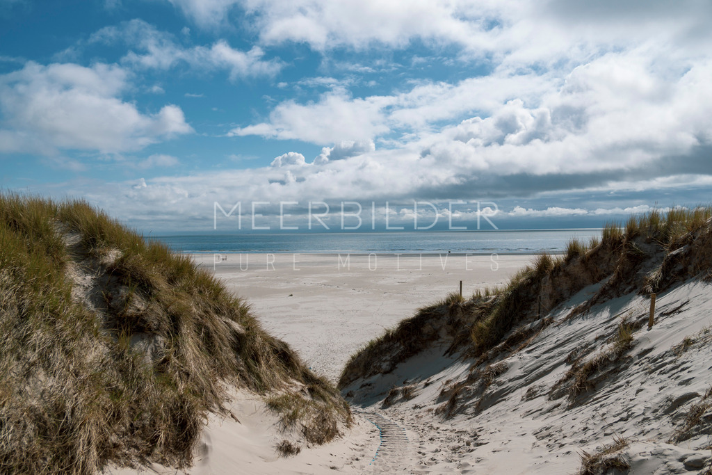 Nordsee Insel Amrum // Dünenblick auf die Nordsee | Gestalten Sie Ihr Zuhause mit einzigartigen Bildern von Ostsee u. Nordsee – als Leinwandbild, Acryl, Alu-Dibond oder FineArt Hahnemühle, individuell anpassbar.