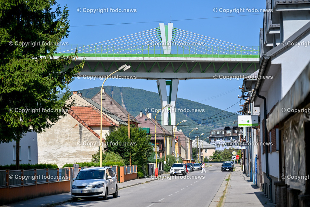 Slowakei_ Trenciansky kraj_ Povazska Bystrica_ 26.08.2024-65 | 26.08.2024, Slowakei, SVK, Trenciansky kraj, Povazska Bystrica, im Bild Stadt in der Nordwestslowakei, Stadtansichten, Gebaeude, Architektur, Turm, Bruecke, Bahnhof, Zentrum, Prior, Kaufhaus, Park, Strassen, Haeuser, Infrastruktur, kommunistische Symbolik, Denkmaeler, Kultur
