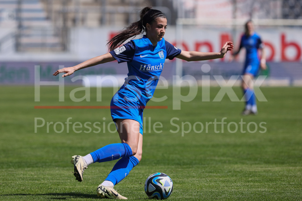 Fussball, 2. Frauen-Bundesliga, SV Meppen - SV 67 Weinberg | v.li.: Vildan Kardesler (SV Meppen, 27) am Ball, Einzelbild, Ganzkörper, Aktion, Action, Spielszene, DIE DFB-RICHTLINIEN UNTERSAGEN JEGLICHE NUTZUNG VON FOTOS ALS SEQUENZBILDER UND/ODER VIDEOÄHNLICHE FOTOSTRECKEN. DFB REGULATIONS PROHIBIT ANY USE OF PHOTOGRAPHS AS IMAGE SEQUENCES AND/OR QUASI-VIDEO.