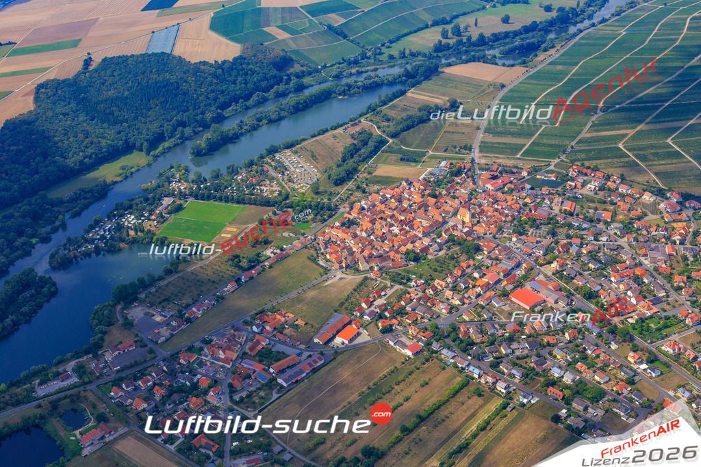 Die Luftaufnahme der Stadt Sommerach wurde vom UL-Flugzeug heraus erstellt ( keine Drohne )- hohe Auflösung für beste Qualität