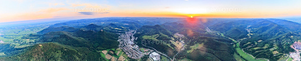 Pfälzerwald-Panorama: Queich-, Eußer- und Dernbachtal | Luftbild: Pfälzerwald-Panorama: Queich-, Eußer- und Dernbachtal im Ortsteil Queichhambach in Annweiler im Bundesland Rheinland-Pfalz in Deutschland. Foto: IMG_115581-Pano.jpg vom 21.06.2019 durch Werner Riehm/FLY-FOTO.de - Realisiert mit Pictrs.com