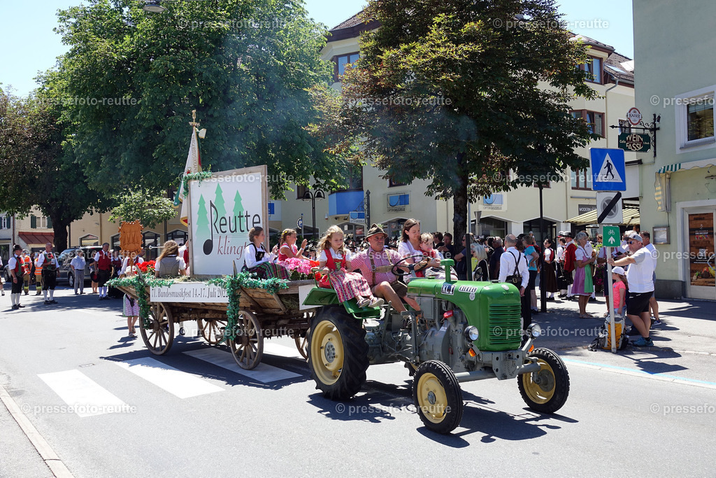 news-2022-Juli17-Musikumzug-Reutte-DSD02921-Reutte | Info aus dem Bezirk Reutte/Ausserfern Tirol sowie eine umfangreiche Bilddatenbank über die gesamte Region: Lechtal, Talkessel Reutte, Tannheimertal, Zwischentoren. Lech, Plansee, Zugspitze, Grenztunnel, B179, Fernpassstraße, Verkehr, Lawinen, Tradition, - Realisiert mit Pictrs.com
