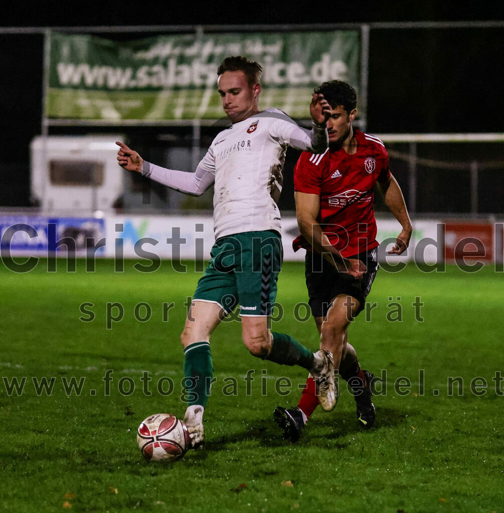 2023-11-17_068_FC_Schwaig_gegen_SpVgg_Feldmoching | Oberding, Deutschland, 17.11.2023:
Fußball, Landesliga Südost 2023 / 2024, 21. Spieltag, FC Schwaig gegen SpVgg Feldmoching, Endergebnis: 1:1

Leon Roth (FC Schwaig, #21), Edon Prebreza (SpVgg Feldmoching, #7)

Foto: Christian Riedel / fotografie-riedel.net