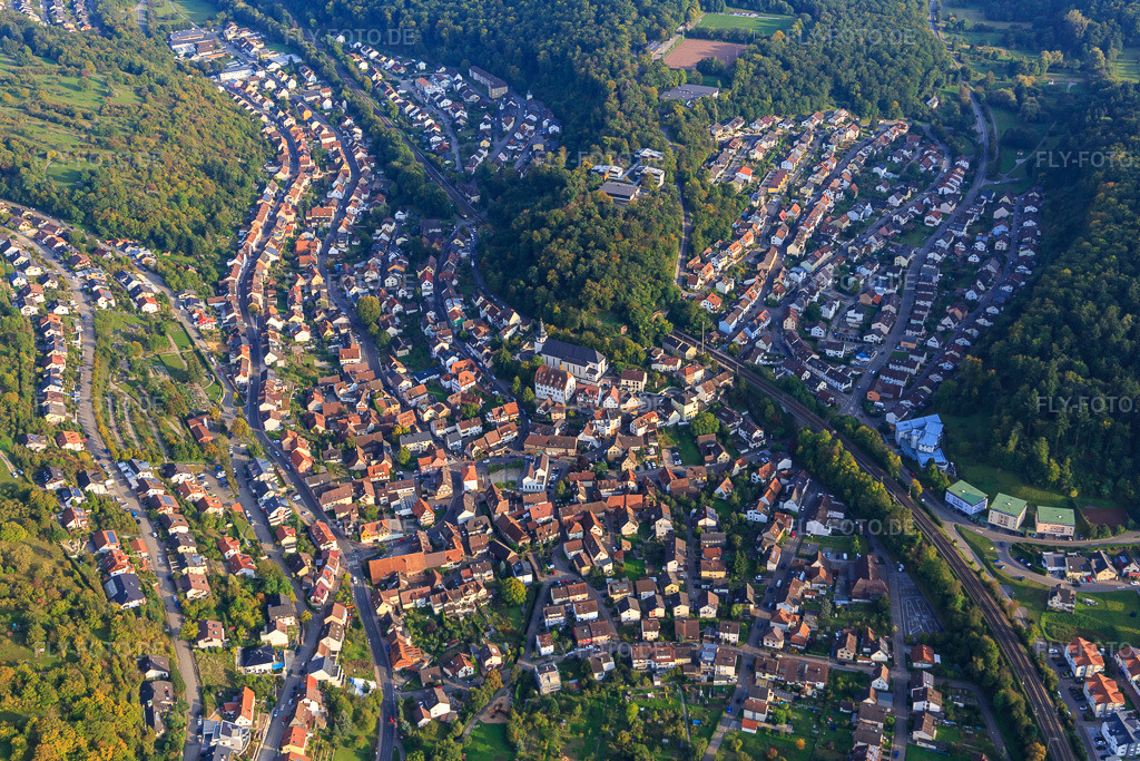 Luftbild: Verlauf der S-Bahn durch das Dorf mit Tunnel durch den Kirchberg im Ortsteil Ersingen in Kämpfelbach im Bundesland Baden-Württemberg in Deutschland. Foto: IMG_103633.jpg vom 23.09.2017 durch Werner Riehm/FLY-FOTO.de