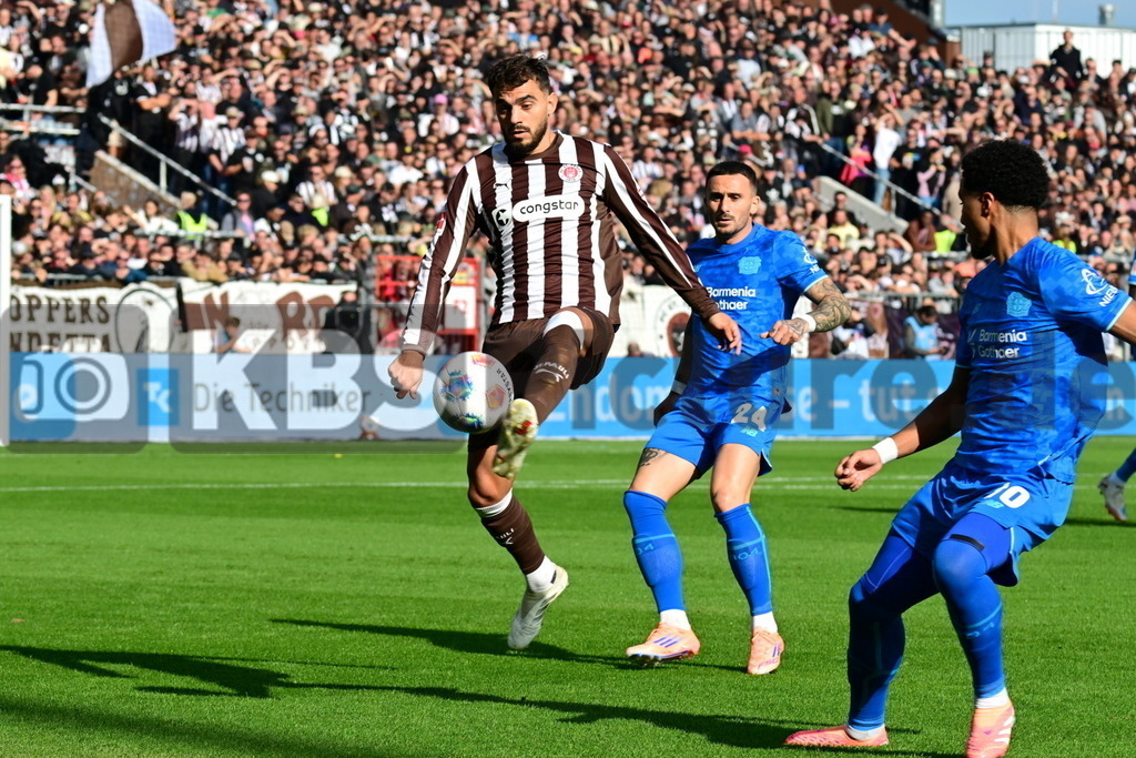 KBS Picture_FCStPauli-Bayer04Leverkusen_009 | v.l. Sinani Danel (St.Pauli) , Garcia Aleix (Bayer04Leverkusen) , Tillmann Malik (Bayer04Leverkusen) ,Sportplatz :  Millerntor Stadion, - Realisiert mit Pictrs.com