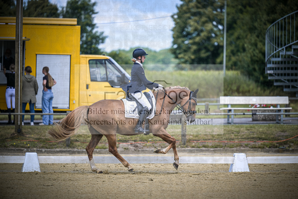 DOS_4086 | Entdecke hochwertige Reitturnierfotos von Foto Oger. Professionell, emotional und authentisch – jetzt Lieblingsmomente im Shop bestellen.Deutschlandweite Turnierfotografie. - Realisiert mit Pictrs.com