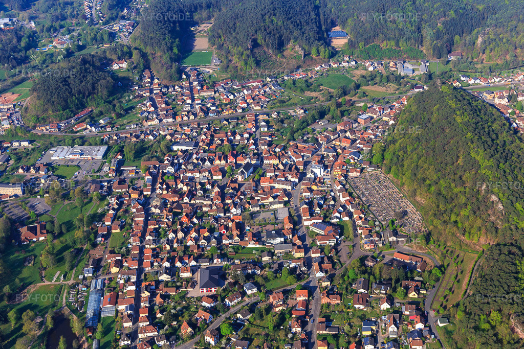 Luftbild: Schulstraße, Schlosstraße aus Nordosten in Dahn im Bundesland Rheinland-Pfalz in Deutschland. Foto: IMG_106918.jpg vom 22.04.2018 durch Werner Riehm/FLY-FOTO.de