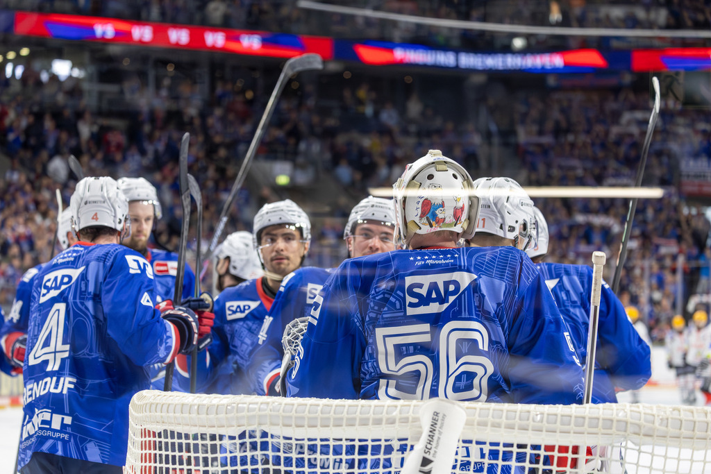 DEL, Deutsche Eishockey Liga Saison 2025/26, Playoff-Viertelfinale, Spiel 3: Adler Mannheim gegen Fischtown Pinguins Bremerhaven | DEL, Deutsche Eishockey Liga Saison 2025/26, Playoff-Viertelfinale, Spiel 3: Adler Mannheim gegen Fischtown Pinguins Bremerhaven***Große Freude bei den Adlern nach dem 5:1-Sieg - Realisiert mit Pictrs.com
