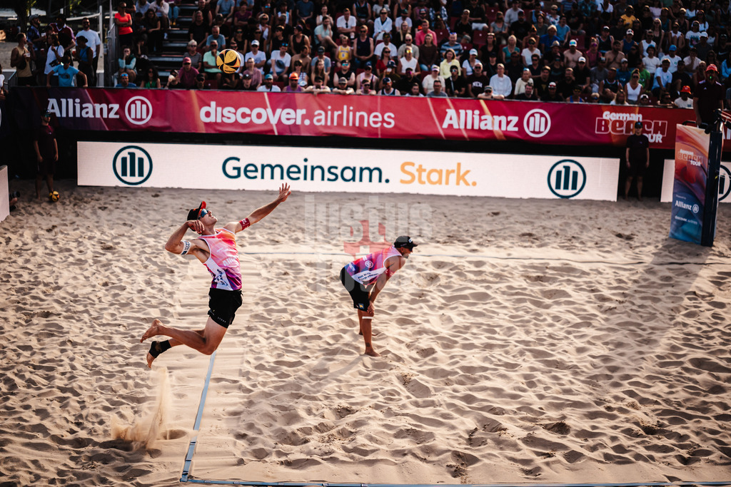 Beachvolleyball | Männer | Allianz German Beach Tour 2025 | Tourstop Berlin | 17.08.2025 | Moritz Pristauz beim Aufschlag