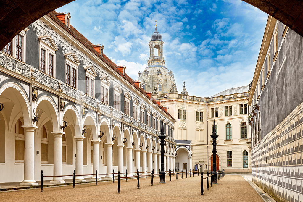 Stallhof-Dresden-0U3A1701 | Blick in den historischen Stallhof und der Frauenkirche Dresden im Hintergrund - Realisiert mit Pictrs.com