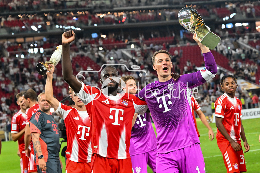 VfB Stuttgart - FC Bayern München | die Spieler des FC Bayern jubeln nach dem Sieg mit den Fans / Jubelfoto / Siegerfoto / im Bild Dayot UPAMECANO (FC Bayern Muenchen 2), Manuel NEUER (FC Bayern Muenchen 1) / Franz-Beckenbauer Supercup: VfB Stuttgart - FC Bayern München; MHP Arena am 16.08.2025