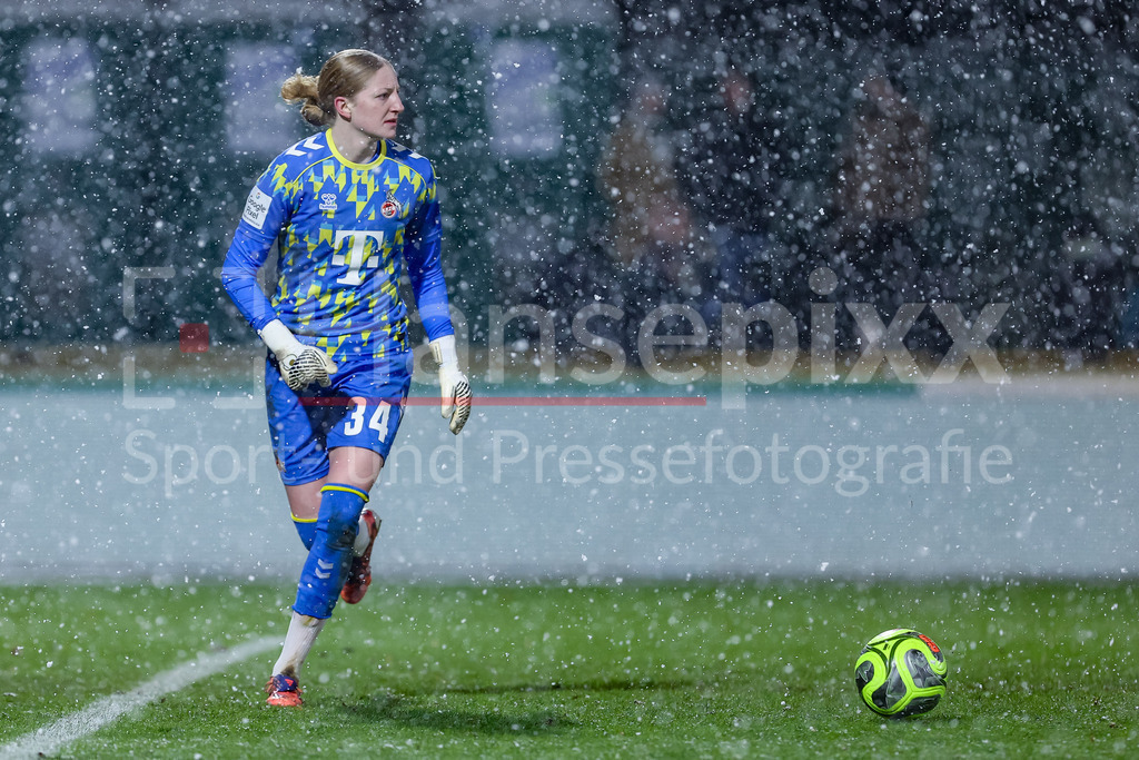 Fussball, Google Pixel Frauen-Bundesliga, SV Werder Bremen - 1. FC Köln | Irina Fuchs (Torhüterin, Torwart, 1. FC Köln, 34) am Ball, Freisteller, Einzelbild, Ganzkörper, Aktion, Action, Spielszene, DIE DFB-RICHTLINIEN UNTERSAGEN JEGLICHE NUTZUNG VON FOTOS ALS SEQUENZBILDER UND/ODER VIDEOÄHNLICHE FOTOSTRECKEN. DFB REGULATIONS PROHIBIT ANY USE OF PHOTOGRAPHS AS IMAGE SEQUENCES AND/OR QUASI-VIDEO.
