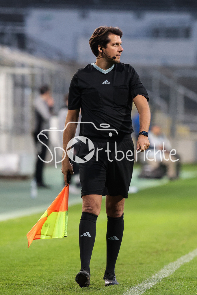 FC Bayern Amateure - TSV Aubstadt | Linienrichter Felix BRANDSTAETTER in Aktion / Freisteller / Einzelfoto