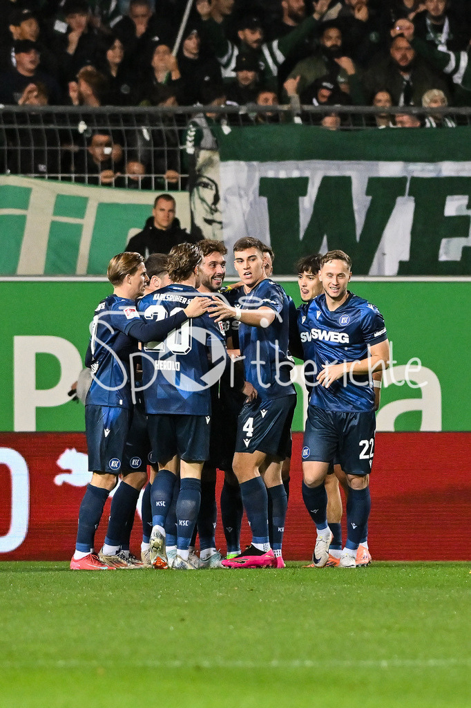 SpVgg Greuther Fürth - Karlsruher SC | FUERTH, GERMANY - OCTOBER 24: Fabian SCHLEUSENER (Karlsruher SC 24)  celebrating the goal to makes 0-1 during the 2. bundesliga match between SpVgg Greuther Fuerth vs. Karlsruher SC on matchday 10 at Sportpark Ronhof Thomas Sommer on October 24, 2025 in Fuerth, Germany / DFL REGULATIONS PROHIBIT ANY USE OF PHOTOGRAPHS AS IMAGE SEQUENCES AND/OR QUASI-VIDEO