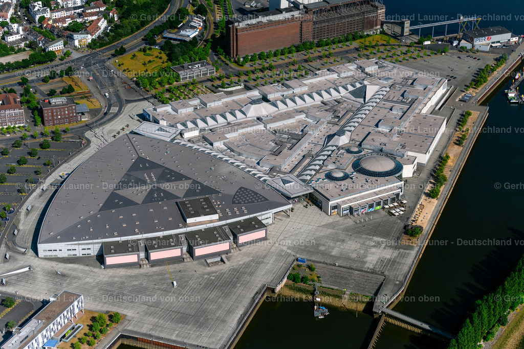 4030055 | BREMEN 01.06.2020 Gebäude des Einkaufszentrum " Waterfront " am Ufer der Weser im Ortsteil Lindenhof in Bremen, Deutschland. Weiterführende Informationen bei: ECE Projektmanagement G.m.b.H &amp; Co. KG,  GTL Michael Triebswetter Landschaftsarchitekt,  Ingenieurbüro Müller Marl  iMM GmbH,  RKW Architektur +  Rhode Kellermann Wawrowsky GmbH,  WINTER Beratende Ingenieure für Gebäudetechnik GmbH. // Building of the shopping center " Waterfront " on the river bank of Weser in the district Lindenhof in Bremen, Germany. Further information at: ECE Projektmanagement G.m.b.H &amp; Co. KG,  GTL Michael Triebswetter Landschaftsarchitekt,  Ingenieurbuero Mueller Marl  iMM GmbH,  RKW Architektur +  Rhode Kellermann Wawrowsky GmbH,  WINTER Beratende Ingenieure fuer Gebaeudetechnik GmbH. Foto: Gerhard Launer