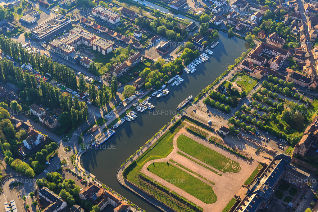 Luftbild: Park des Château des Rohan am Hafen Port de Saverne in Saverne im Bundesland Bas-Rhin in Frankreich. Foto: IMG_145977.jpg vom 01.05.2025 durch Werner Riehm/FLY-FOTO.deCulture & patrimoine | Office de Tourisme du Pays de Saverne