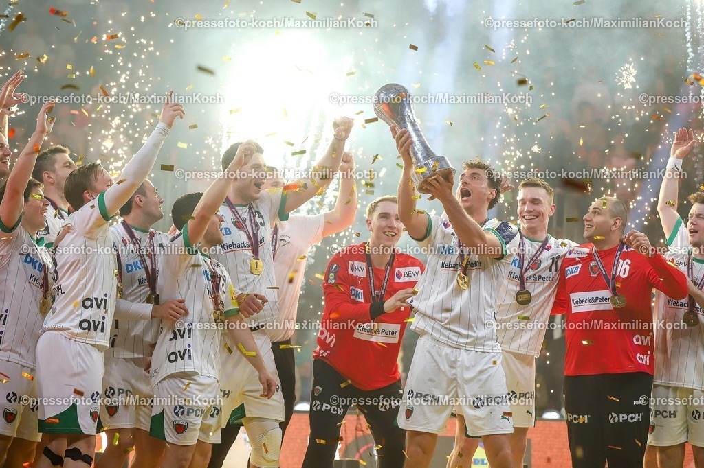 xSSCx19042602086 | 19.04.2026, xsscx, Handball, DHB-Pokal Lidl Final4, Finale, Füchse Berlin - Bergischer HC, Saison 2025 / 2026 Herren, Lanxess Arena, Köln: Die Mannschaft der Füchse Berlin feiert den Sieg im DHB-Pokal  Photo: xSandraxScherningxPressefotoKochx