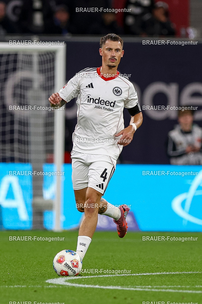 Bayer 04 Leverkusen vs Eintracht Frankfurt - Bundesliga  | Leverkusen, Deutschland, 12.09.25:   Robin Koch (Eintracht Frankfurt) in Aktion am Ball, Einzelaktion waehrend des Spiels der Bundesliga zwischen  Bayer 04 Leverkusen vs Eintracht Frankfurt in der BayArena(Foto von Brauer-Fotoagentur / Adrian Schlueter)