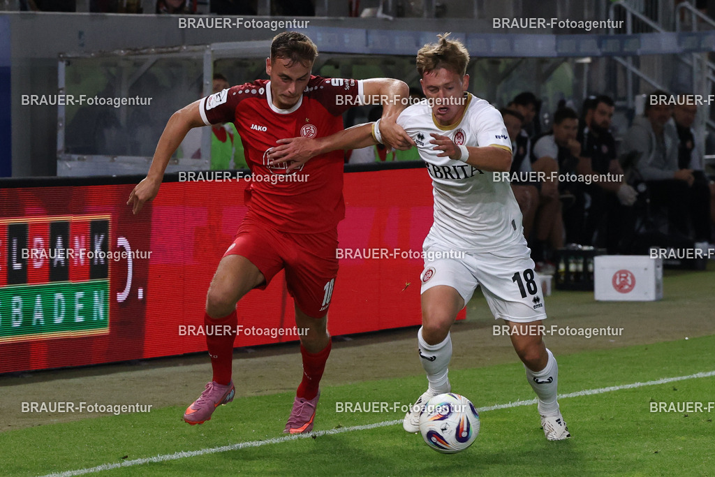 SV Wehen Wiesbaden - Rot-Weiss Essen | Wiesbaden, Deutschland, 22.08.2025Marvin Obuz  (Rot-Weiss Essen) im Kampf um den Ball mit Fabian Greilinger (SV Wehen Wiesbaden)während des drittliga Spiels zwischen SV Wehen Wiesbaden und Rot-Weiss Essen am 22.08.2025 in der BRITA-Arena in Wiesbaden. (Foto von Timo Bluhmki-Schmidt/Brauer Fotoagentur