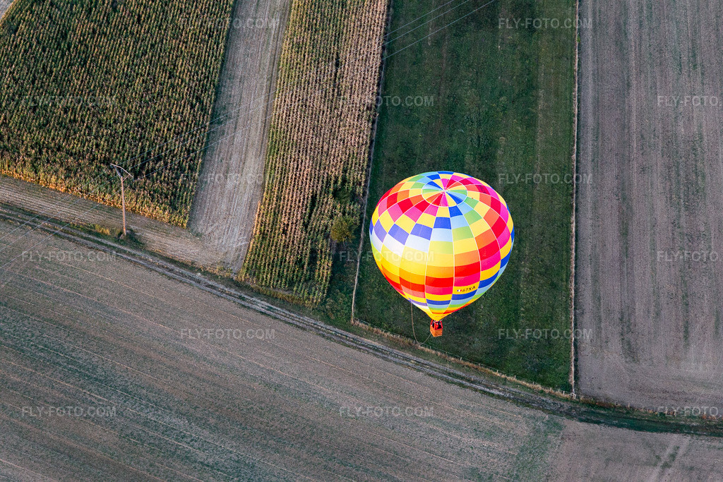 Aerial view: Hot air balloon with the registration 67XA flying over the airspace in Gundershoffen in Forstheim in the state Bas-Rhin, France. – Photo: IMG_117769.jpg taken on 09/14/2019 by Werner Riehm/FLY-FOTO.com – Resolution of the original: 5472 x 3648 px