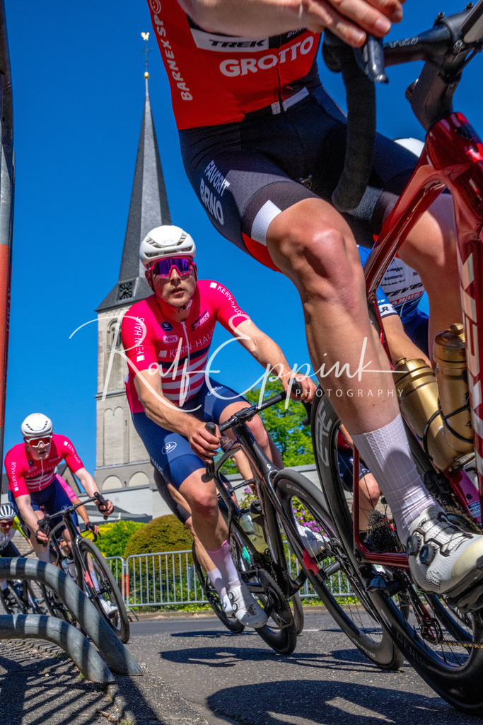 Spurt in den Mai 2026 - Großer Preis der Sparkasse Neuss | Annual one-day road cycling race "Großer Preis der Sparkasse Neuss" held in Büttgen, Germany, organized by VfR Büttgen 1912 e.V. The event features multiple races across all age categories from U11 youth to Elite men. - Realisiert mit Pictrs.com