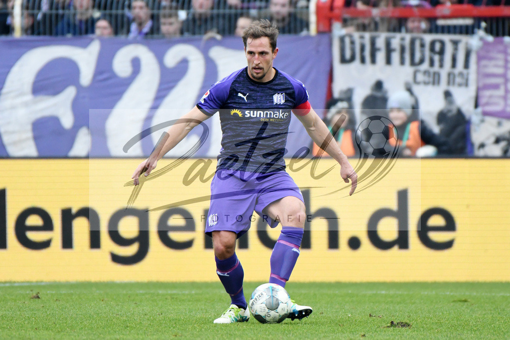 20200208_OSNFCN_0062 | Fußball, Herren: Ulrich Taffertshofer (VfL Osnabrueck) in Aktion, am Ball, Einzelaktion waehrend des Spiels der 2. Bundesliga zwischen VfL Osnabrueck und 1. FC Nuernberg im Stadion an der Bremer Bruecke am 08.02.2020 in Osnabrueck, Deutschland.DFB / DFL REGULATIONS PROHIBIT ANY USE OF PHOTOGRAPHS AS IMAGE SEQUENCES AND/OR QUASI-VIDEO. - Realisiert mit Pictrs.com