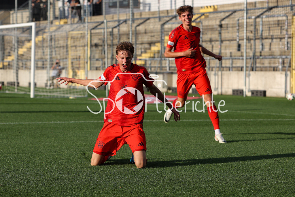 FC Bayern Amateure - SpVgg Bayreuth | Jubel nach dem Treffer zum 2-0 fuer die Bayern Amateure duch Jonathan Asp JENSEN (FCB #8) / Freude / Tor / Torschuetze